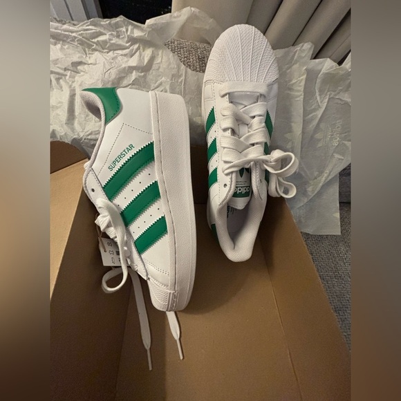 BNWT Adidas Superstar XLG women Shoes – Size 8.5 US – White & Green - Picture 8 of 16